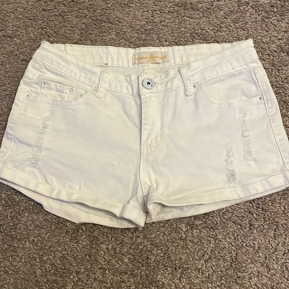 2/$15 3/$20🌹 Vivianne Westwood white distressed jean short size 28